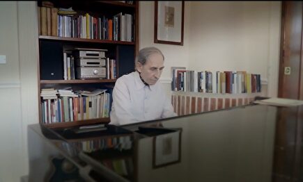 Franco Battiato, en el videoclip de 'Torneremo ancora' | Imagen de vídeo