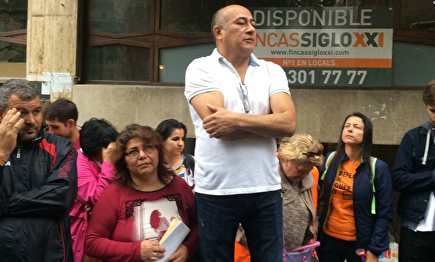 Los antidesahucios y los inquilinos okupas ante la casa de la propietaria acosada | Twitter