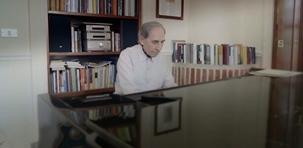 Franco Battiato, en el videoclip de 'Torneremo ancora' | Imagen de vídeo