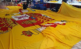 Vox encarga la bandera más grande de España jamás confeccionada: "Mide casi un campo de fútbol"