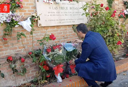 Que no pare el show: tras exhumar a Franco Sánchez lleva flores al lugar donde fusilaron a las Trece Rosas