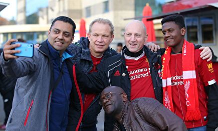 Un grupo de seguidores del Liverpool, antes del partido contra el Genk. | Cordon Press