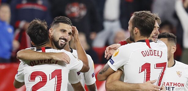 Los jugadores del Sevilla celebran el primer gol del Mudo Vázquez. | EFE
