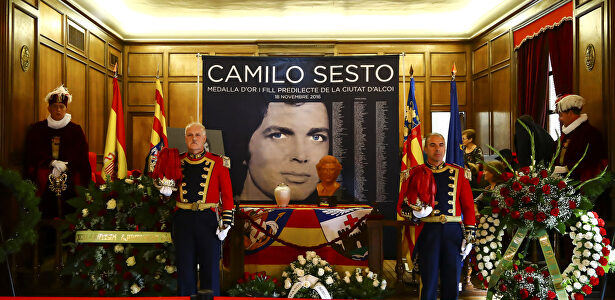 Fans, amigos y vecinos se despiden de Camilo Sesto en Alcoy