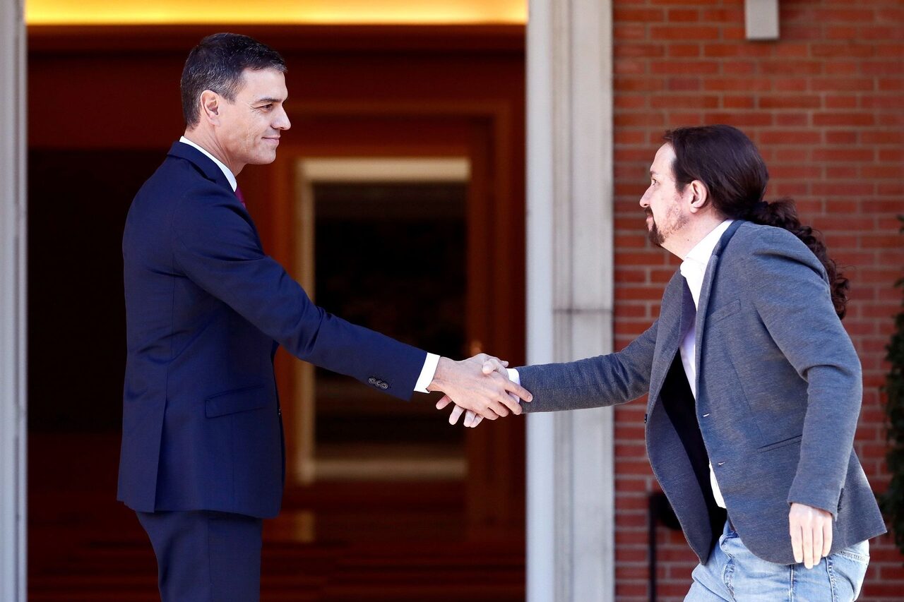 Una imagen de la semana pasada: Pedro Sánchez saluda a Pablo Iglesias en el Palacio de la Moncloa. | EFE