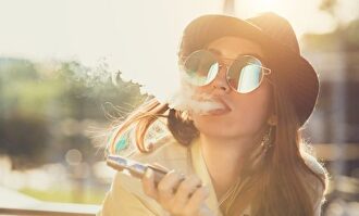 Mujer vapeando | MyBlu