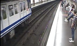 Escalofriante caída a las vías del metro de Madrid por mirar el móvil