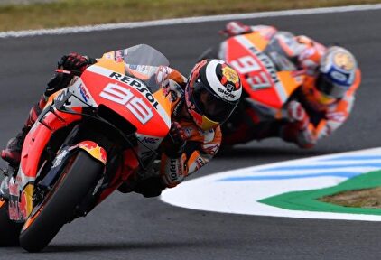 Viñales domina en Australia con bronca incluida entre Márquez y Lorenzo