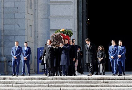 Imagen de la salida de los restos de Franco del Valle de los Caídos | EFE