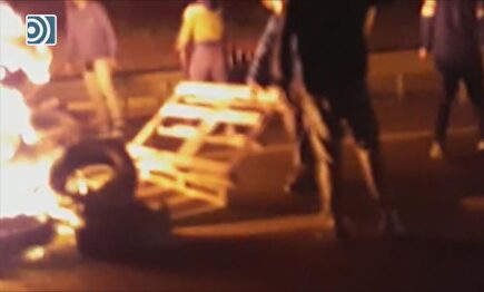 Imagen de los conductores retirando la barricada de los CDR. | Imagen TV