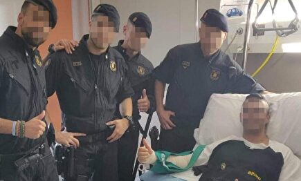 Un grupo de mossos visita al policía nacional hospitalizado por los disturbios en Barcelona. | EFE