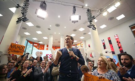 Albert Rivera, este viernes con simpatizantes de Ciudadanos. | EFE