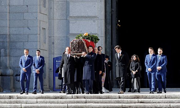 La familia de Franco, durante el traslado del féretro de su abuelo. |  EFE