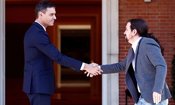 Una imagen de la semana pasada: Pedro Sánchez saluda a Pablo Iglesias en el Palacio de la Moncloa. | EFE