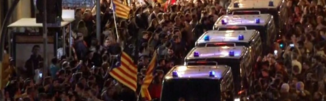 Los CDR se concentran ante la Jefatura de la Policía Nacional de la Via Laietana | EFE