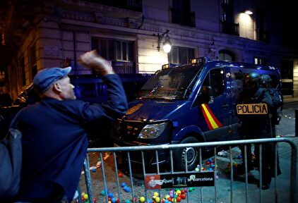 Radicales independentistas atacan a la policía en Barcelona. | EFE