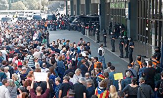 Cordón policial en la estación de Sants ante una protesta de CDR | EFE