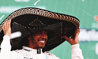 Luis Hamilton celebra la victoria en México. | EFE