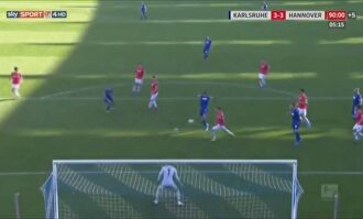 Puñetazo en las partes nobles al celebrar un gol: ¿la expulsión más surrealista del año?