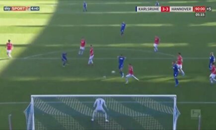 Puñetazo en las partes nobles al celebrar un gol: ¿la expulsión más surrealista del año?