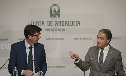 El vicepresidente de la Junta de Andalucía, Juan Marín, y el consejero de Presidencia, Elías Bendodo. |  EFE