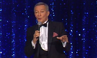 El cómico, en escena | Youtube