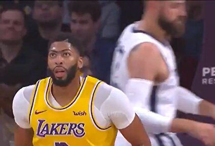 El registro histórico del aliado de Lebron James: 40 puntos y 20 rebotes en media hora
