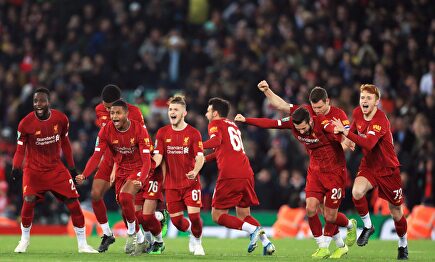 Los jugadores del Liverpool celebran el pase a cuartos de la Copa de la Liga. | Cordon Press
