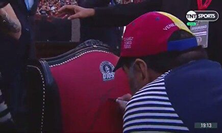 Locura Maradona: le colocan un trono en el césped para dirigir a su equipo