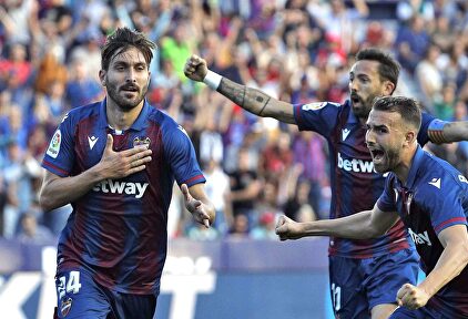 Los jugadores del Levante celebran el tanto del empate, obra de José Campaña (i). | EFE