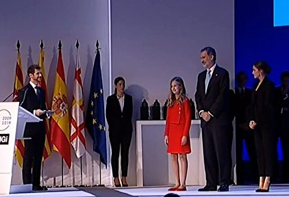 Larga y calurosa ovación al Rey y a la princesa Leonor