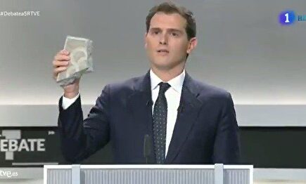 Albert Rivera muestra un adoquín de Barcelona en pleno debate