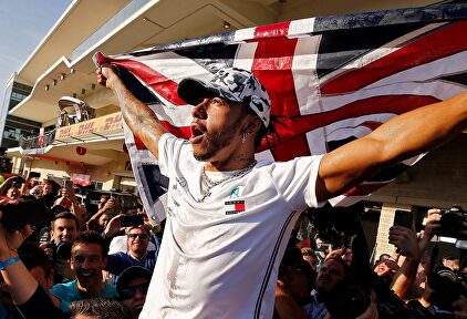 Hamilton coquetea con Ferrari