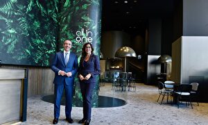 Juan Antonio Alcaraz, director general de CaixaBank, y María Alsina, directora territorial de CaixaBank en Barcelona