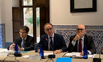 Martín Sellés, presidente de Farmaindustria (en el centro) durante su intervención en Chinchón | Farmaindustria