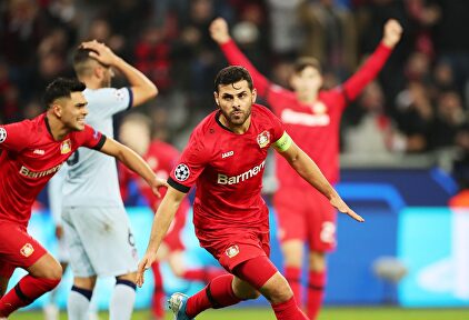 Volland (d) celebra su gol al Atlético de Madrid. | EFE