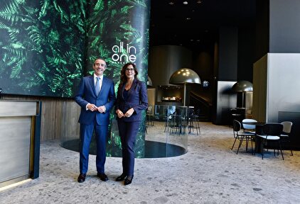 Juan Antonio Alcaraz, director general de CaixaBank, y María Alsina, directora territorial de CaixaBank en Barcelona