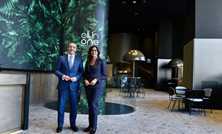 Juan Antonio Alcaraz, director general de CaixaBank, y María Alsina, directora territorial de CaixaBank en Barcelona