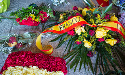 Un ramo de rosas en la nueva tumba de Franco. | David Alonso Rincón