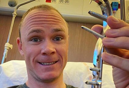 Froome muestra las placas que le han retirado | Twitter