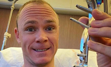 Froome muestra las placas que le han retirado | Twitter