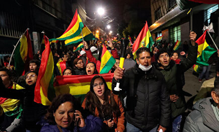 Manifestantes junto a una comisaría en La Paz. | EFE