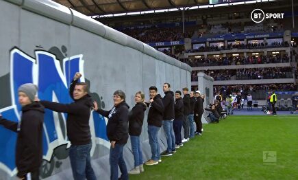 Derriban una espectacular replica del Muro de Berlín en el Hertha-Leipzig