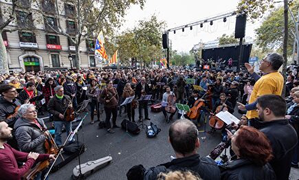 Unas 700 personas asisten al acto de Tsunami Democràtic en Barcelona. | Europa Press
