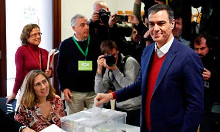 Una imagen del presidente del Gobierno, Pedro Sánchez, votando el pasado 10 de noviembre. |  EFE