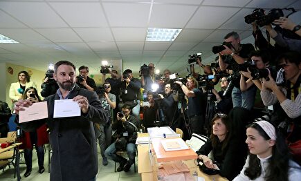 El líder de Vox, Santiago Abascal, acude a votar este 10N. | EFE