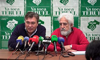 El diputado electo de Teruel Existe, Tomás Guitarte (i), junto al número dos de la candidatura, Manuel Gimeno | EFE