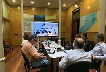 El secretario general de CC, José Miguel Barragán (de espaldas), en la reunión de la Comisión Permanente | Coalición Canaria
