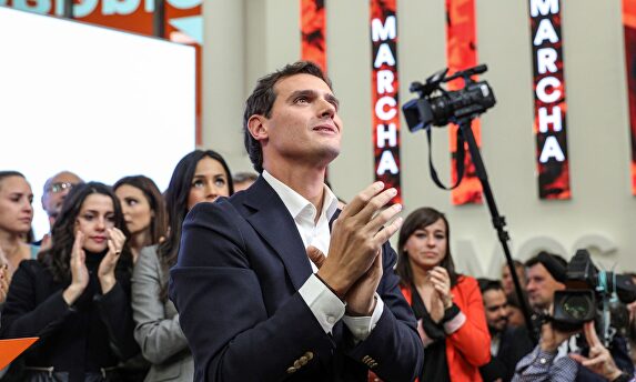 Albert Rivera, tras anunciar este lunes su dimisión, Inés Arrimadas, emocionada detrás. | EFE