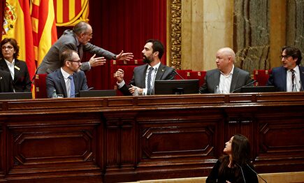 El presidente de la cámara catalana, Roger Torrent, discute con el letrado mayor, Joan Ridao. | EFE